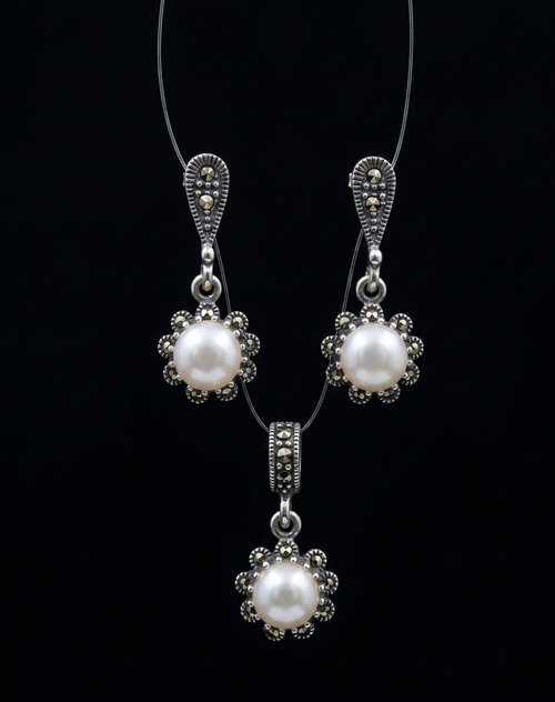 "Royal Lustre" Pearl Drop Set: Emphasizes the regal and sophisticated look of the pearls.