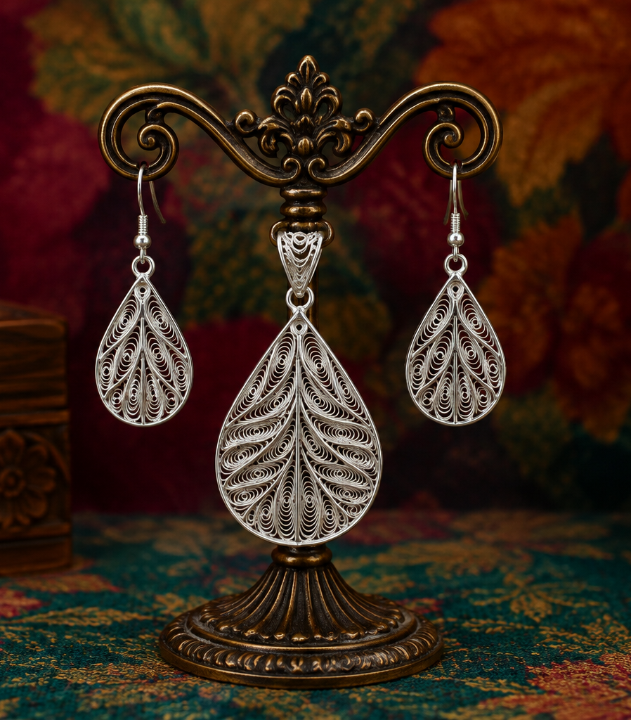 925 Silver Filigree Leaf Pendant & Earring Set - detail of the filigree wirework