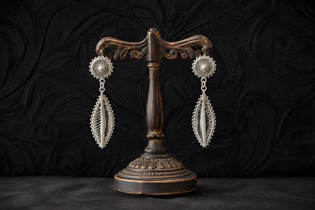 925 Silver Filigree Paisley Drop Earrings - detail of the filigree wirework