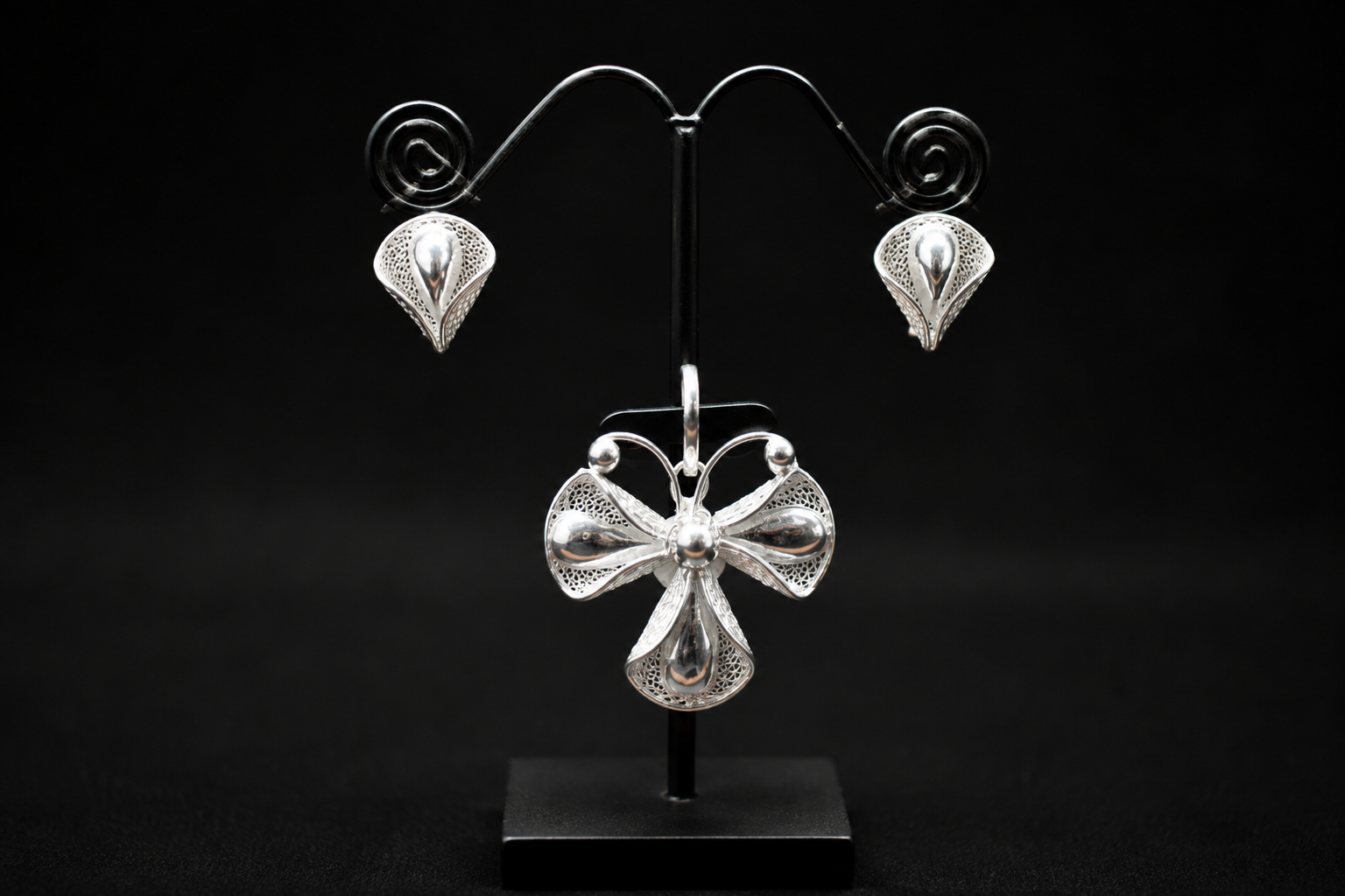 925 Silver Filigree Floral Pendant & Stud Earrings Set - detail of the filigree wirework