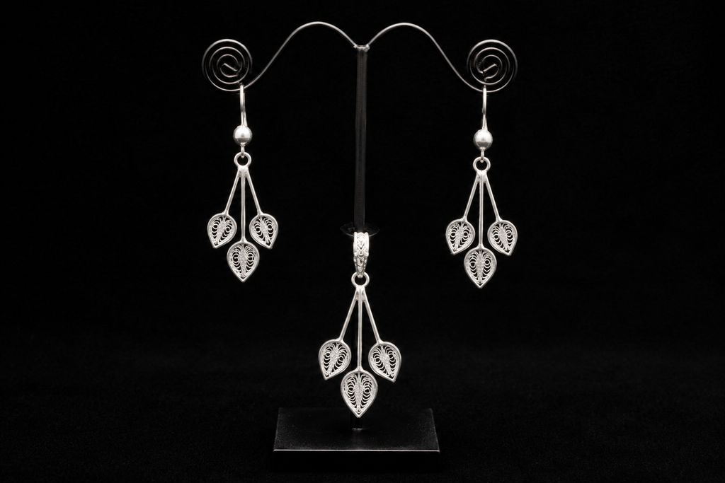 925 Silver Filigree Leaf Cluster Pendant & Earring Set - detail of the filigree wirework
