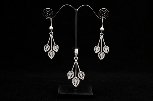 925 Silver Filigree Leaf Cluster Pendant & Earring Set - detail of the filigree wirework