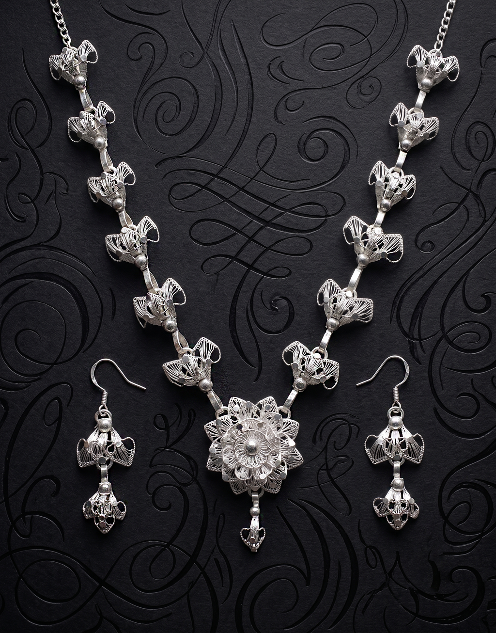 Royal Bloom Silver Filigree Necklace Set - detail of the filigree wirework
