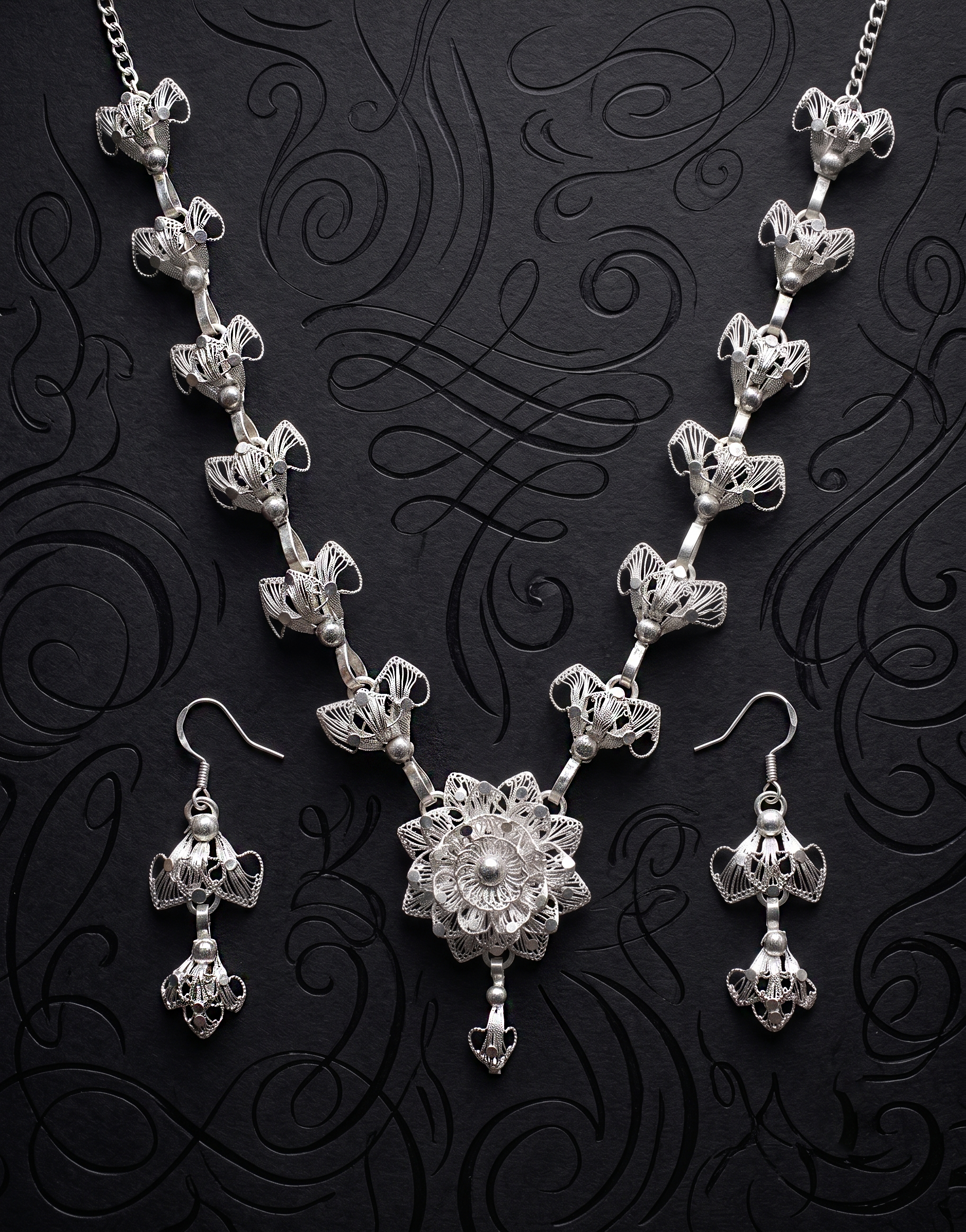 Royal Bloom Silver Filigree Necklace Set - detail of the filigree wirework