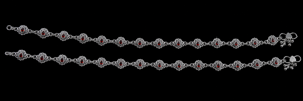 925 Sterling Silver Ruby Red Paisley Anklet for Women - detail of the filigree wirework