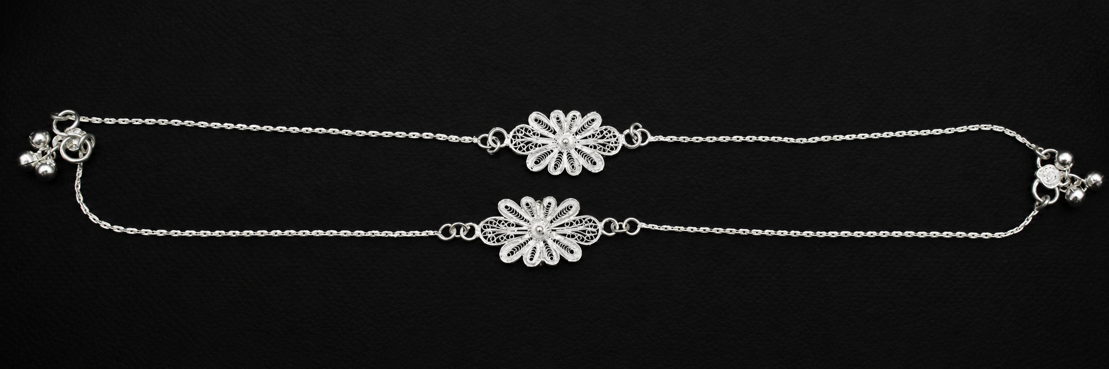 Elegant Filigree Flower Silver Anklet - detail of the filigree wirework